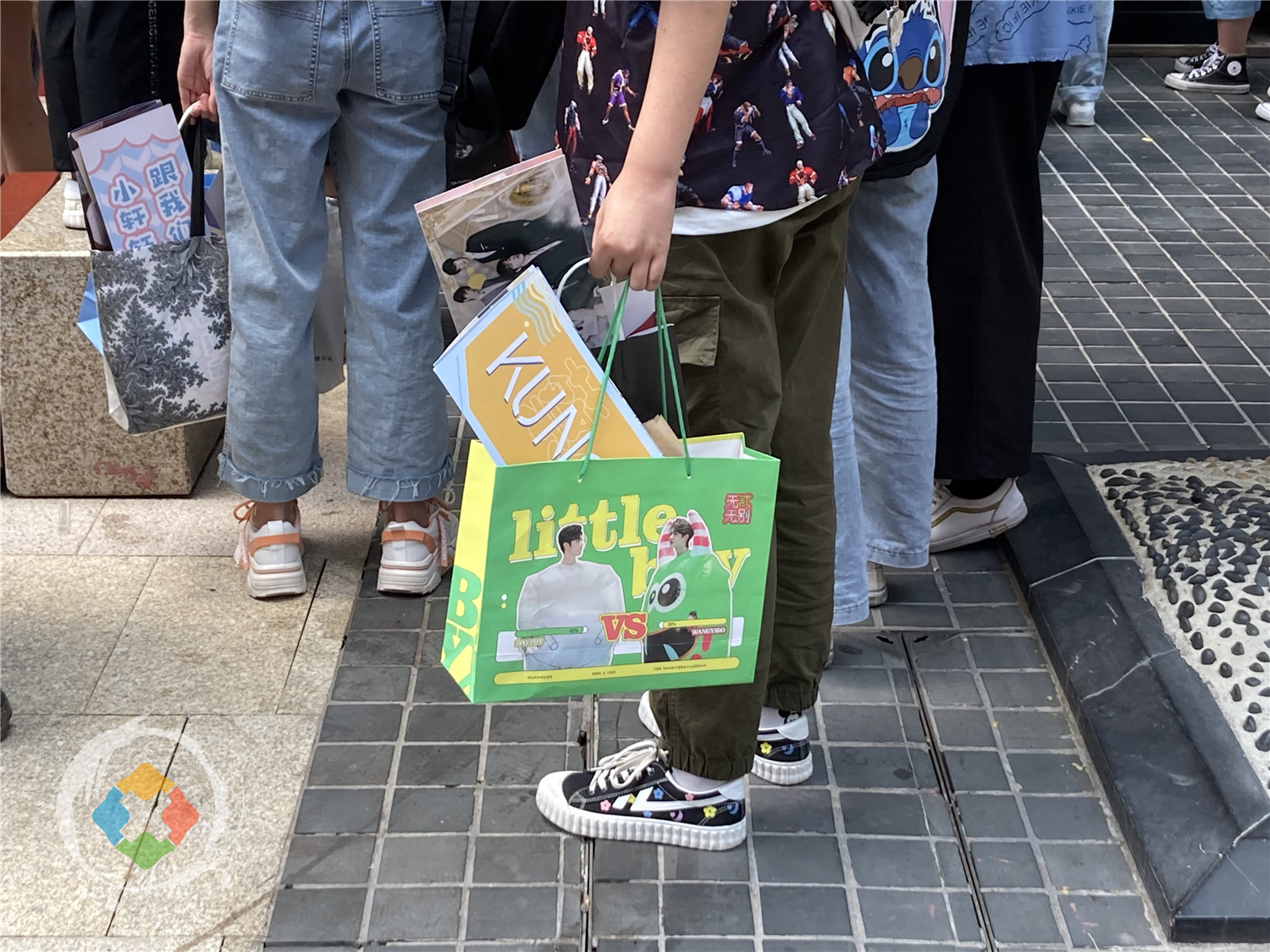 重庆奶茶店被追星族包围，门前水泄不通，都是来看谁的？