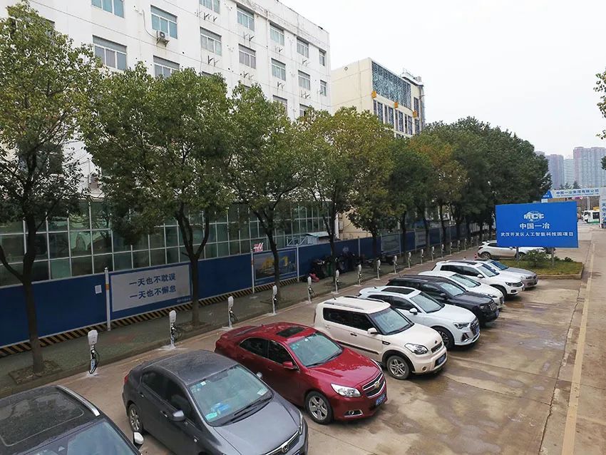 助力“新基建”——武漢經開人工智能科技園充電樁展風采