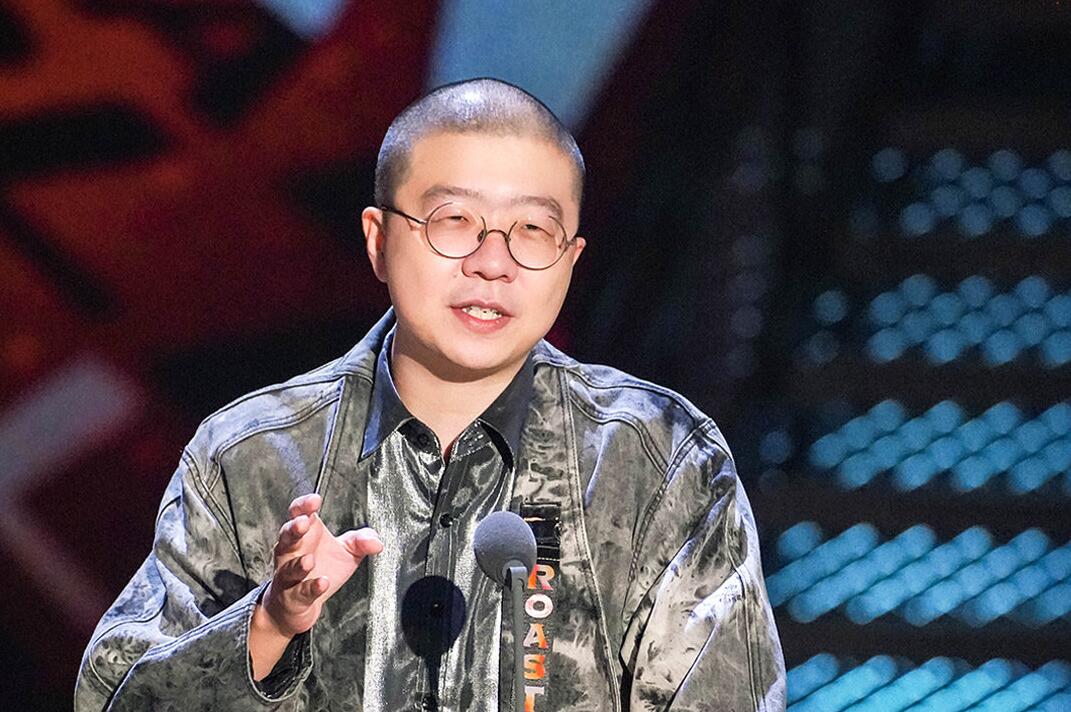 Plum absurd right " prompt of the congress that spit groove implement " the response gave Yi Li contest and star honored guest's greatest respect