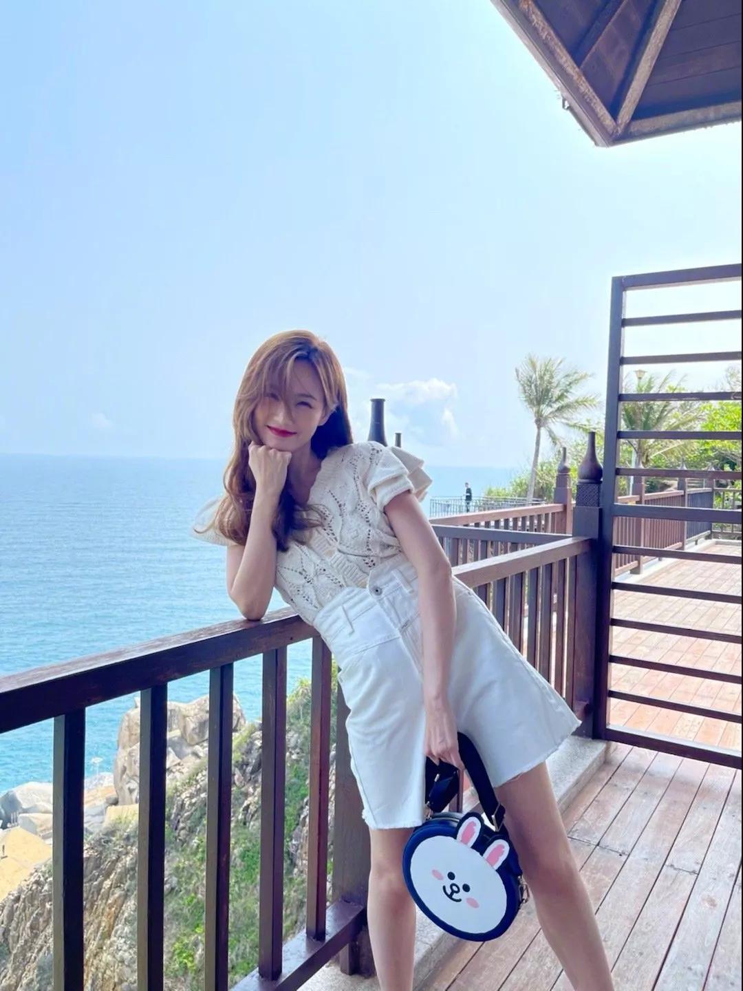 Li Yitong Hainan goes vacationing the beach is illuminated