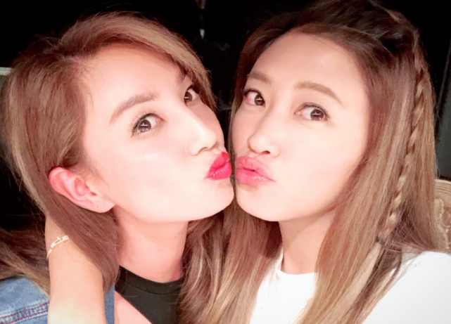 鄭希怡曬女兒生日現場照，Jasper被浸浸摟著，插兜耍酷難掩開心