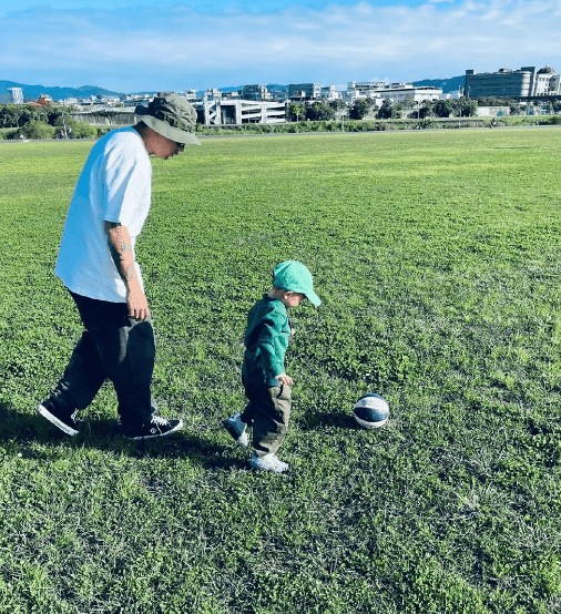 余文乐罕晒与女儿合照，28周早产妹妹长势喜人，全身肉嘟嘟萌翻