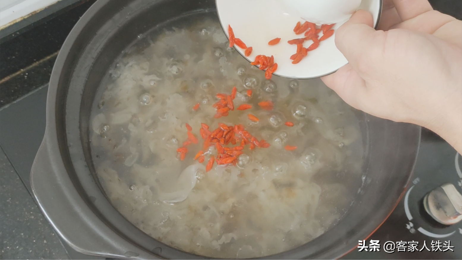秋季干燥常给家人做一锅羹，营养味美还润肤，食材普通常吃好肤色
