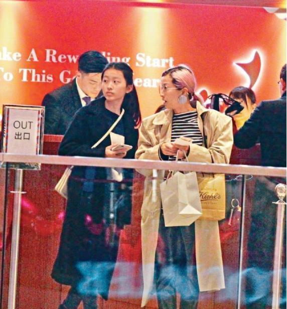 劉嘉玲曬生日照，陳奕迅女兒陳康堤現身，穿露肩裝亭亭玉立氣質佳