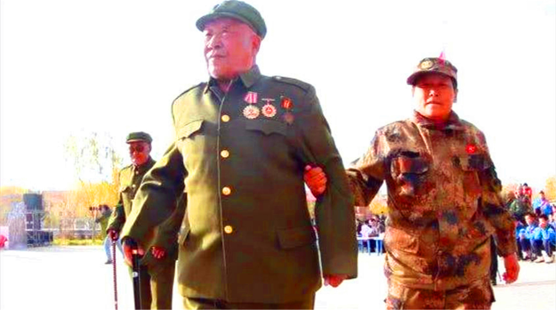 父亲去部队找儿子：让你们军长出来见我！军长