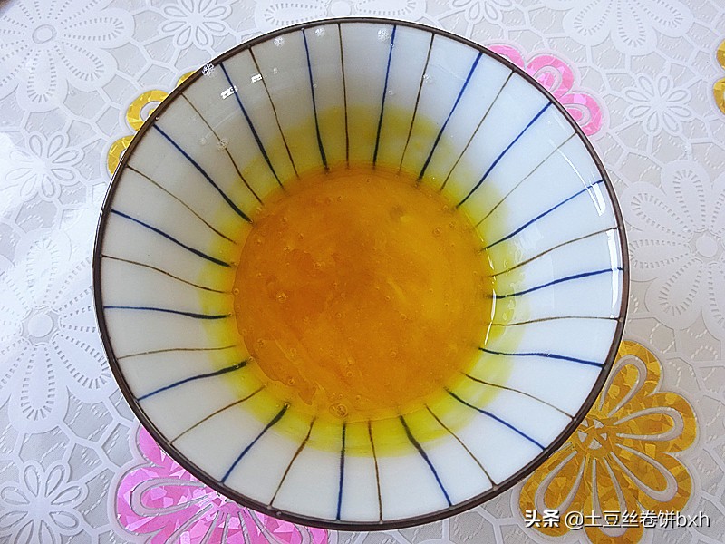 平底鍋就能完成的、入口即化的舒芙蕾式蛋糕，簡單好做，太好吃