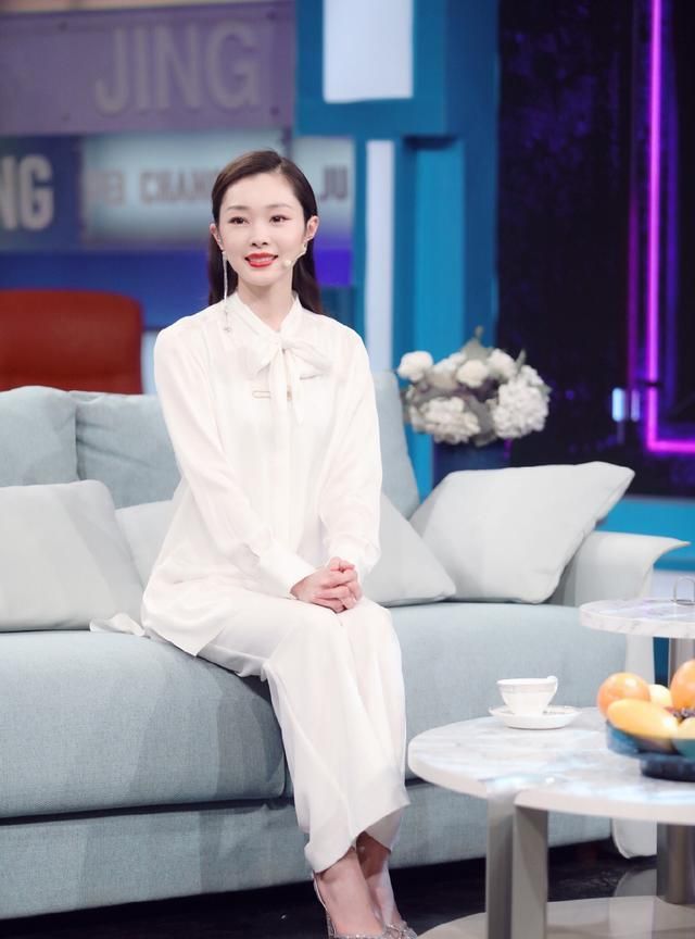 她腰围比雷佳音头还小，今穿V领轻纱裙戴皇冠，31岁美成小公主