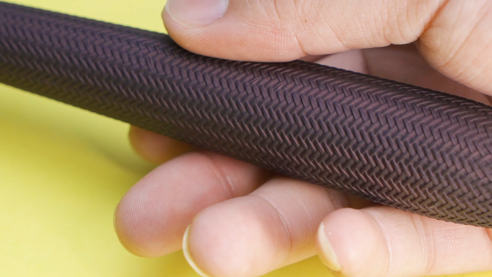 手把节采用的是仿编织的塑料材质,手上感觉不佳,但是耐脏和防滑倒是很