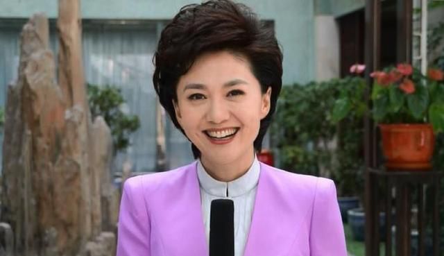 央視國臉海霞：21歲進央視成為新聞主持人，嫁給清華教授幸福美滿