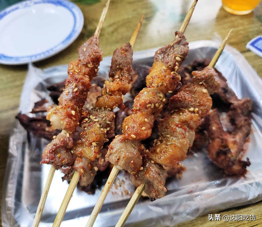 清真一条街里有家铁板鸡架，焖饼和麻辣烫最好吃