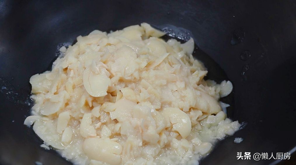 这是不用面粉的月饼，也不要烤，白芸豆的炒制很重要