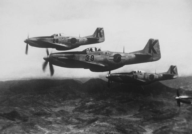 美军王牌飞行员被19岁志愿军击落，被俘后越狱，还假扮苏军偷飞机