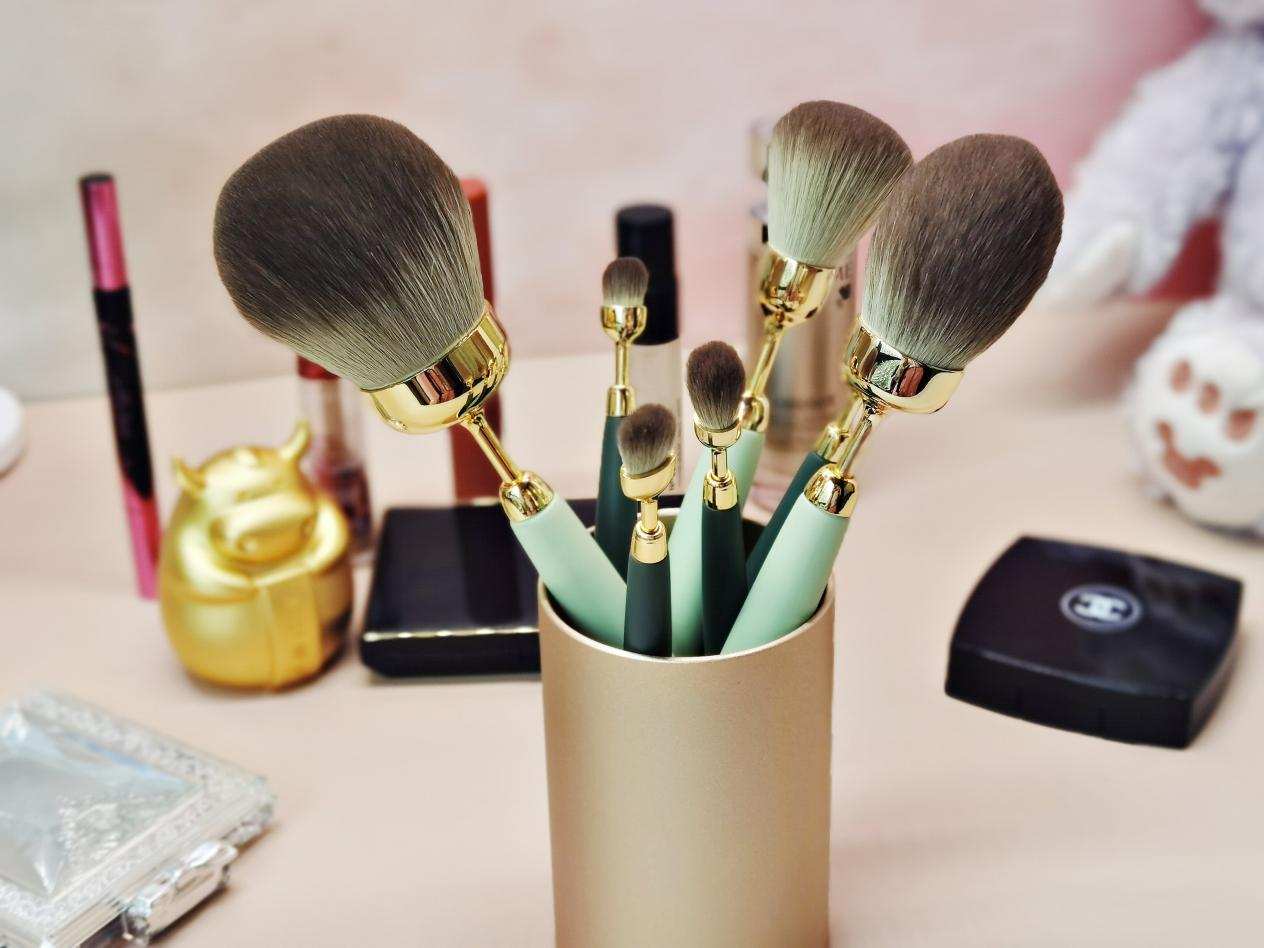 Does the Spring Festival deliver goods time -- is your Valentine's Day gift excuse me ready not? 