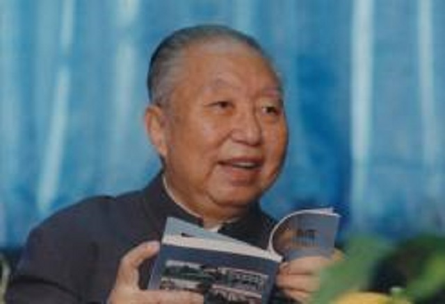 新中国第二代领导人华国锋，为何没能葬在八宝山？原因令人动容