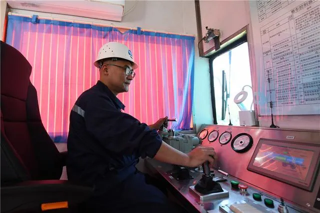 中国首辆新型智能电池组动力货运机车正式运行最高时速达20公里