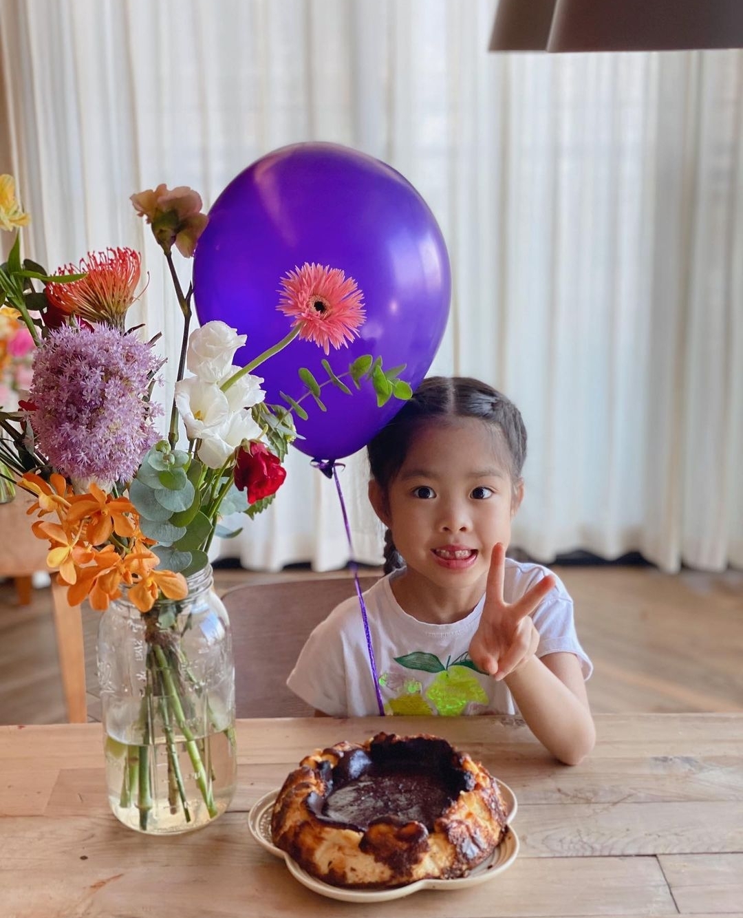 林志颖弟弟全家福曝光，女儿幼儿园毕业，在家参加线上典礼超开心