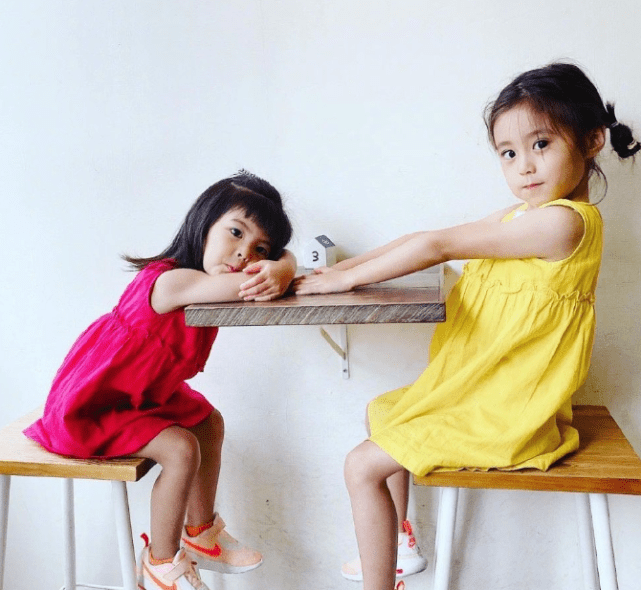 贾静雯亲自为女儿做美食，咘咘大赞妈妈厨艺，吃货模样古灵精怪