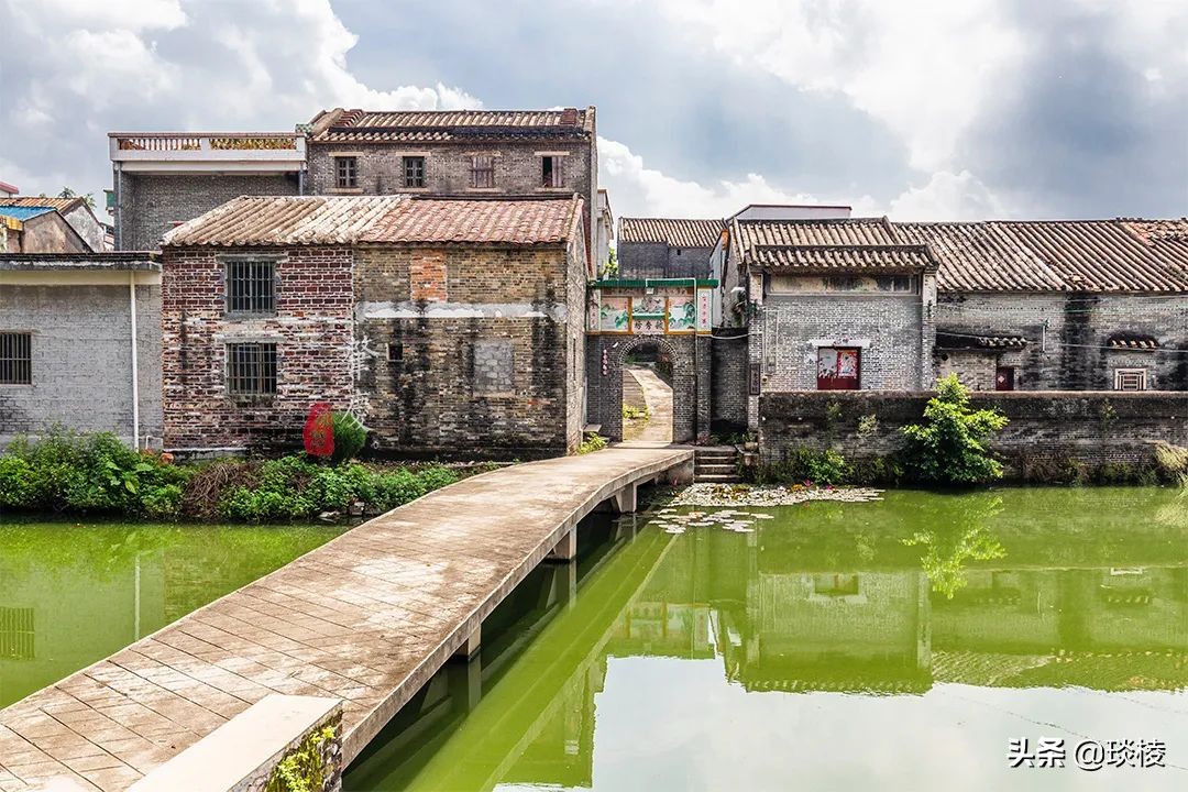 A mysterious "gossip village" actually uses house walls to make village walls, so thieves will get lost