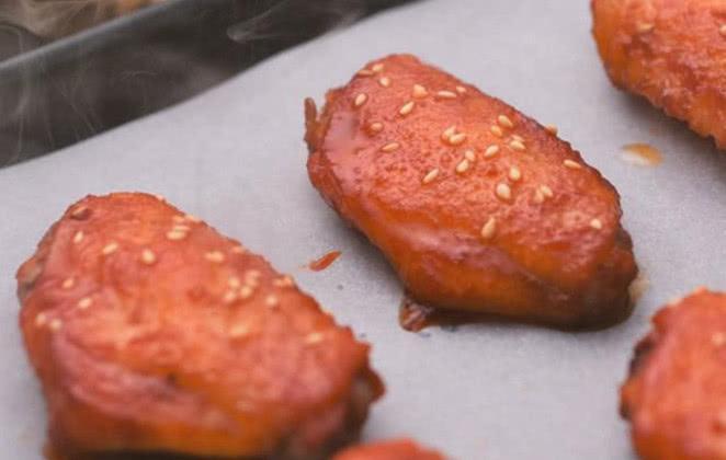 吃烤肉时服务员询问你换不换纸，其实是一种暗