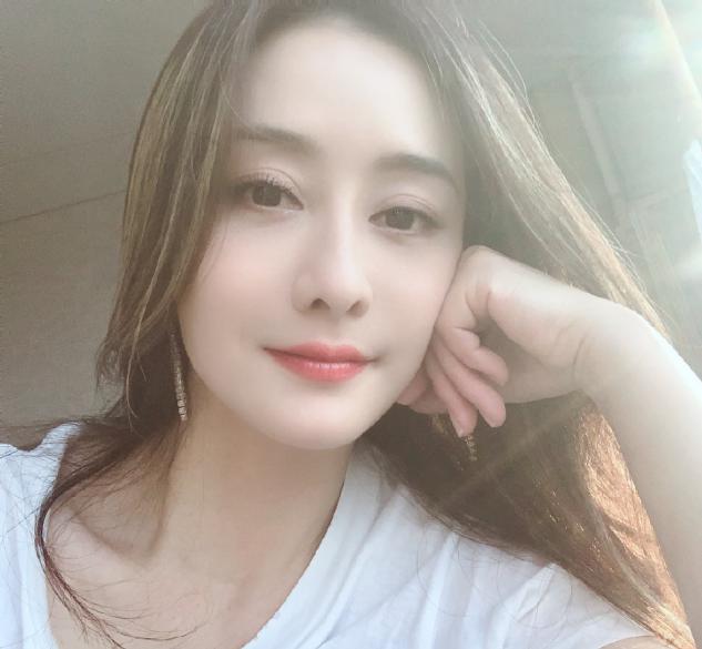 46岁陈德容晒近照，皮肤白皙似20岁少女，因无子与前夫离婚