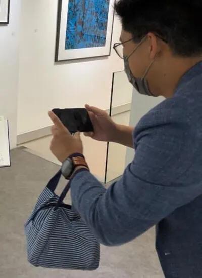 霍启刚抱6岁儿子看画展，父子互动超有爱，一个细节太接地气