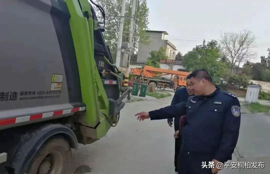 『我为群众办实事』┃车辆陷进槽沟内 民警秒变“救援队”