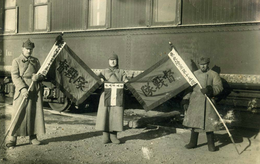 中国航母甲板上唯一拿枪的人：这个红马甲不一