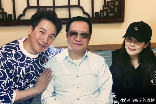 好事将近？李小璐带绯闻男友见爸爸，比划剪刀