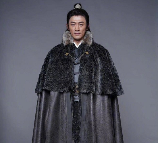 王晶只是借用了《倚天屠龙记》的名字，剧情跟