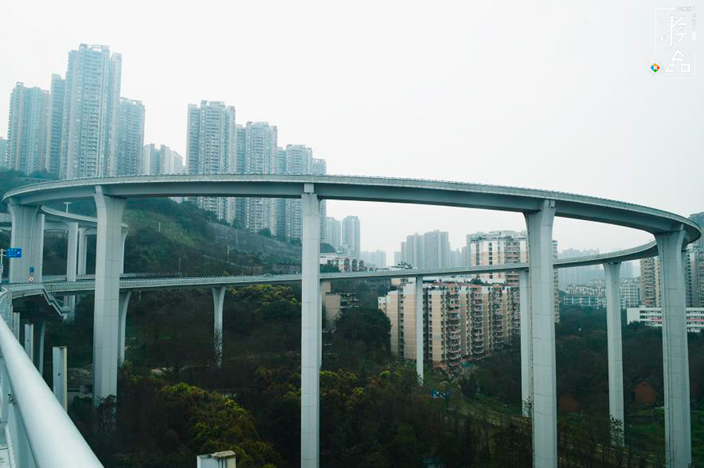 同样是重庆的轨道交通，3号线上的这个站点比李子坝更神奇