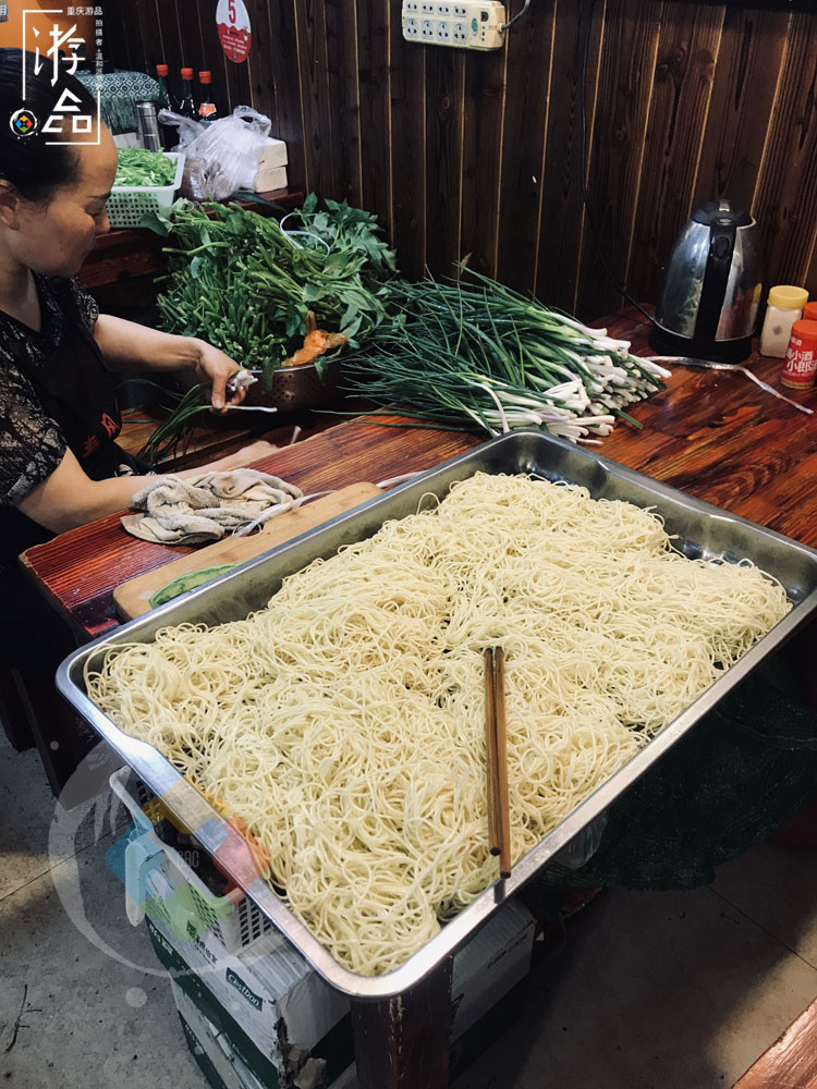 重庆杨家坪排名第三，店名风雅的春风一面，特色却是泡椒猪肝