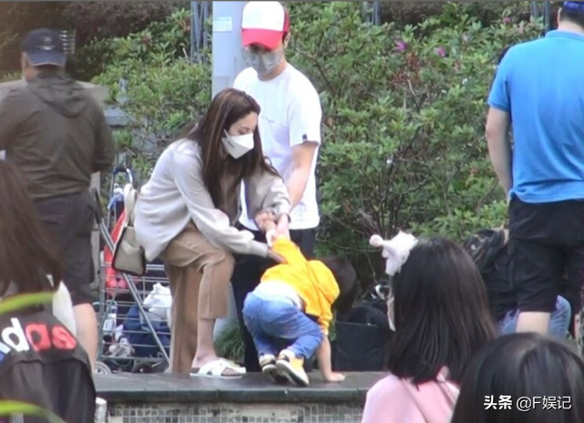 鄭嘉穎夫婦帶大兒子遊玩散步兒子趴在池邊玩水陳凱琳緊張地扶著