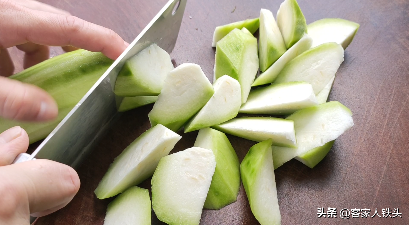 6月天热多给家人吃丝瓜，配上花甲做一锅，多汁味美，营养又下饭