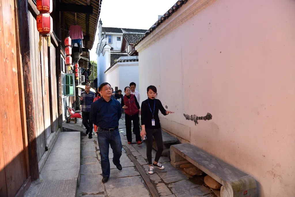 新晃侗族自治县人大常委会组织部分市、县人大代表赴洪江市学习考察