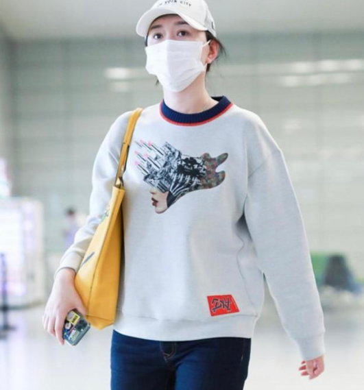 李小冉携富豪老公逛街，夫妻同框似父女，爱情