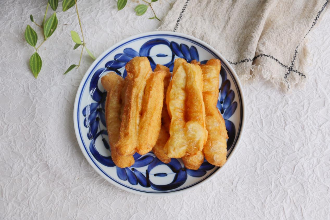 想吃油条不用出去买，自己在家也能做，干净卫生没有添加