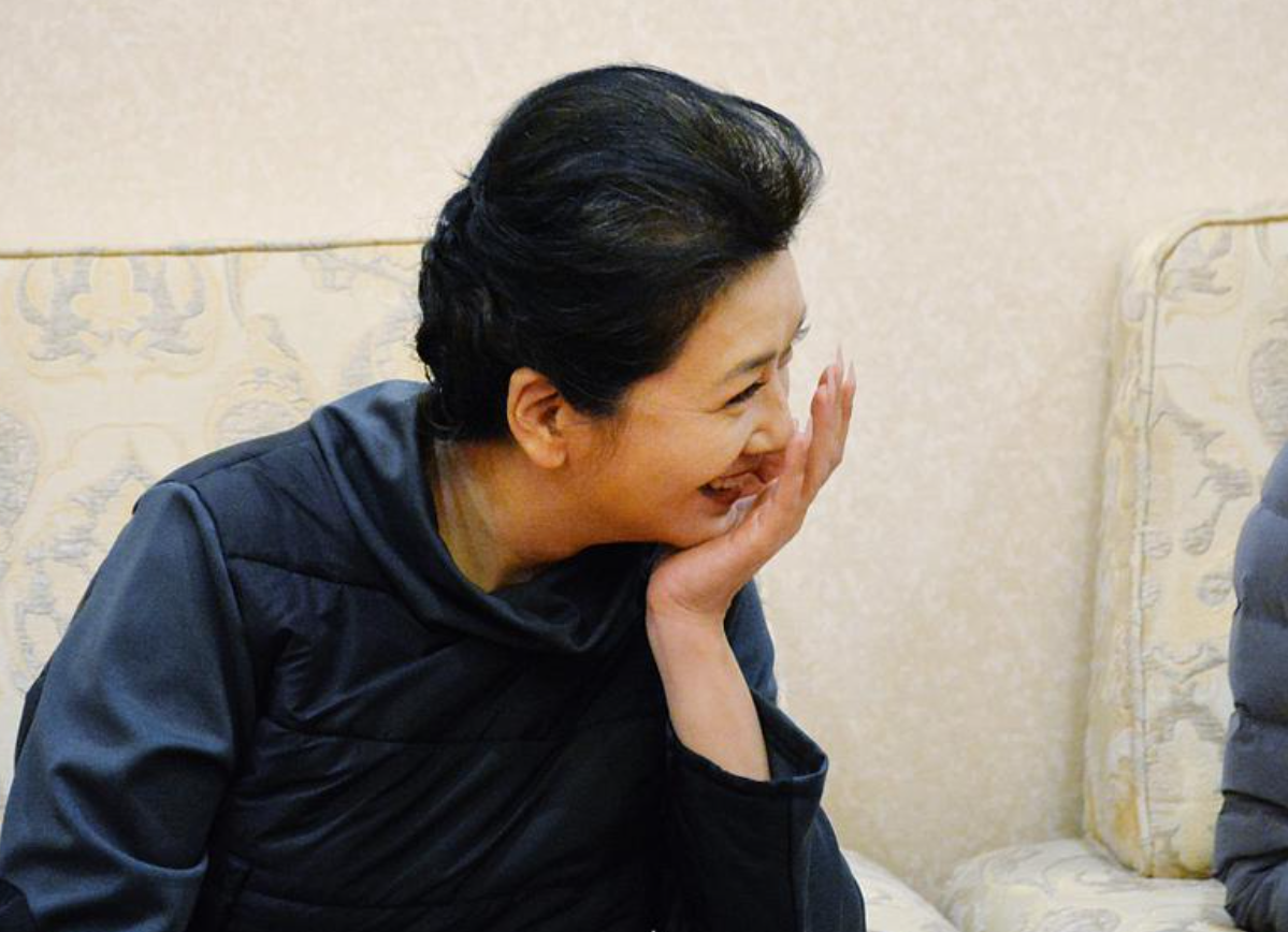 老戏骨江珊罕现身，眼纹明显皮肤松弛显老，手