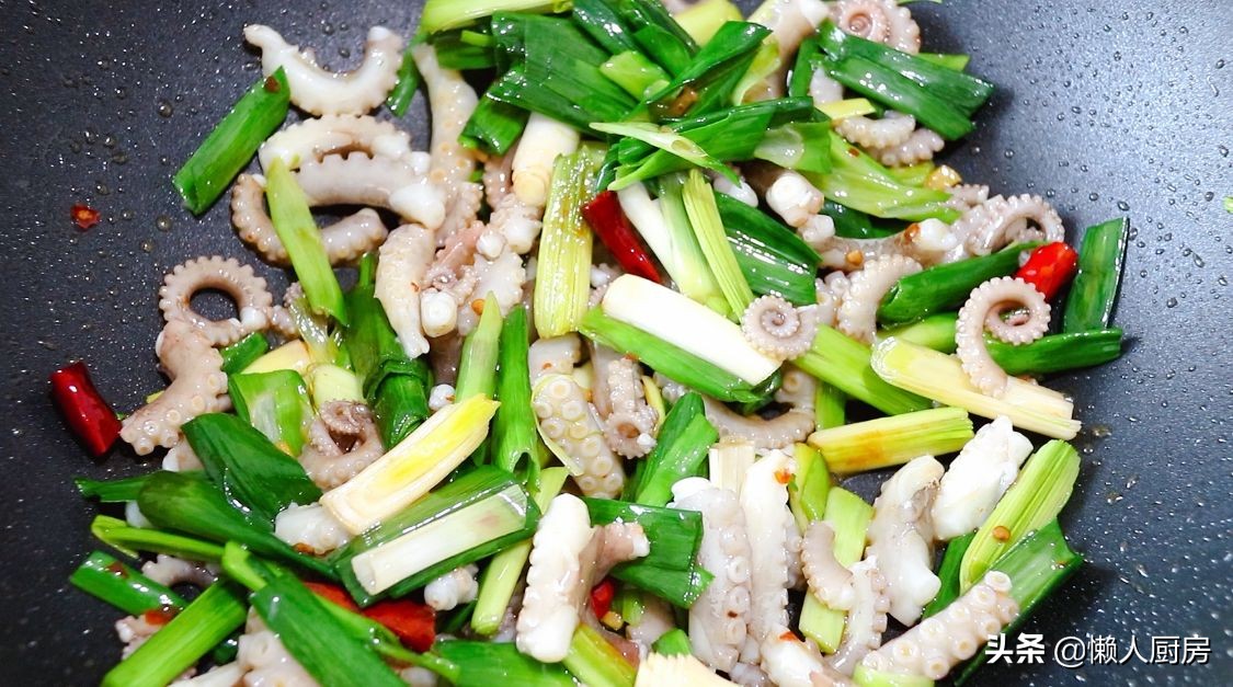 這是爆炒八爪魚的做法，水沸焯水就錯了，教你一招，吃起來不老