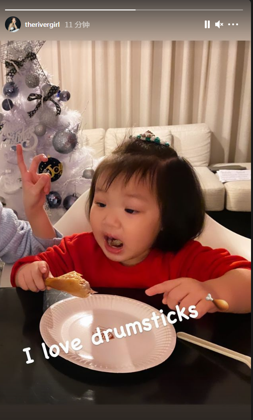 李亚男圣诞节晒两女儿，天韵变超萌小吃货，妹妹已长成小胖墩