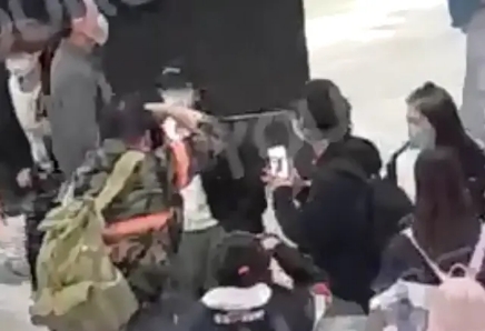 蒋梦婕粉丝与保安起冲突，粉丝接机事故频发，特殊时期还这般胡闹
