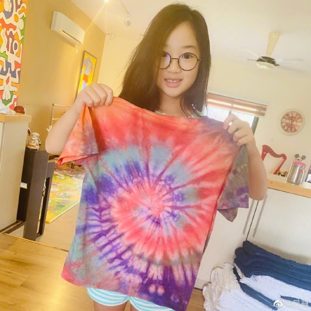 吴尊10岁女儿做亲子装，neinei戴眼镜认真染色，一家人逛街超拉风