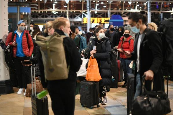 圣诞取消赖中国，英国政客阴阳怪气“碰瓷”，中国记者霸气回怼