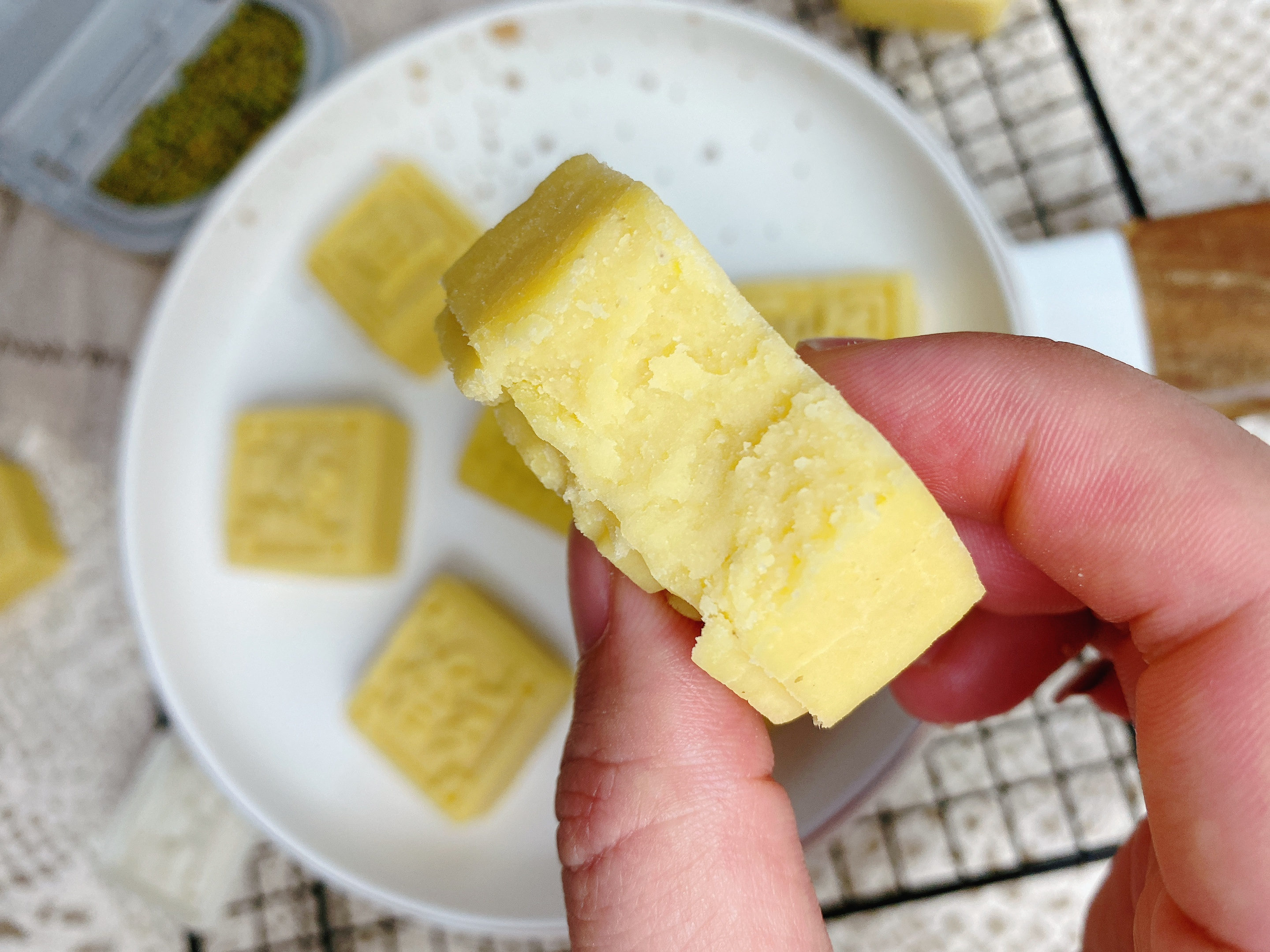 天熱了試試做綠豆糕，具體比例和方法在這裡，清熱解暑，入口即化