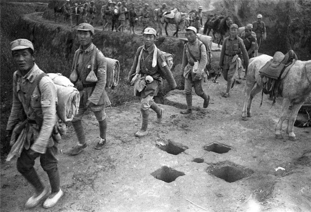 八路军走到哪日军就追到哪，首长识破内奸：秘书总爱走右边