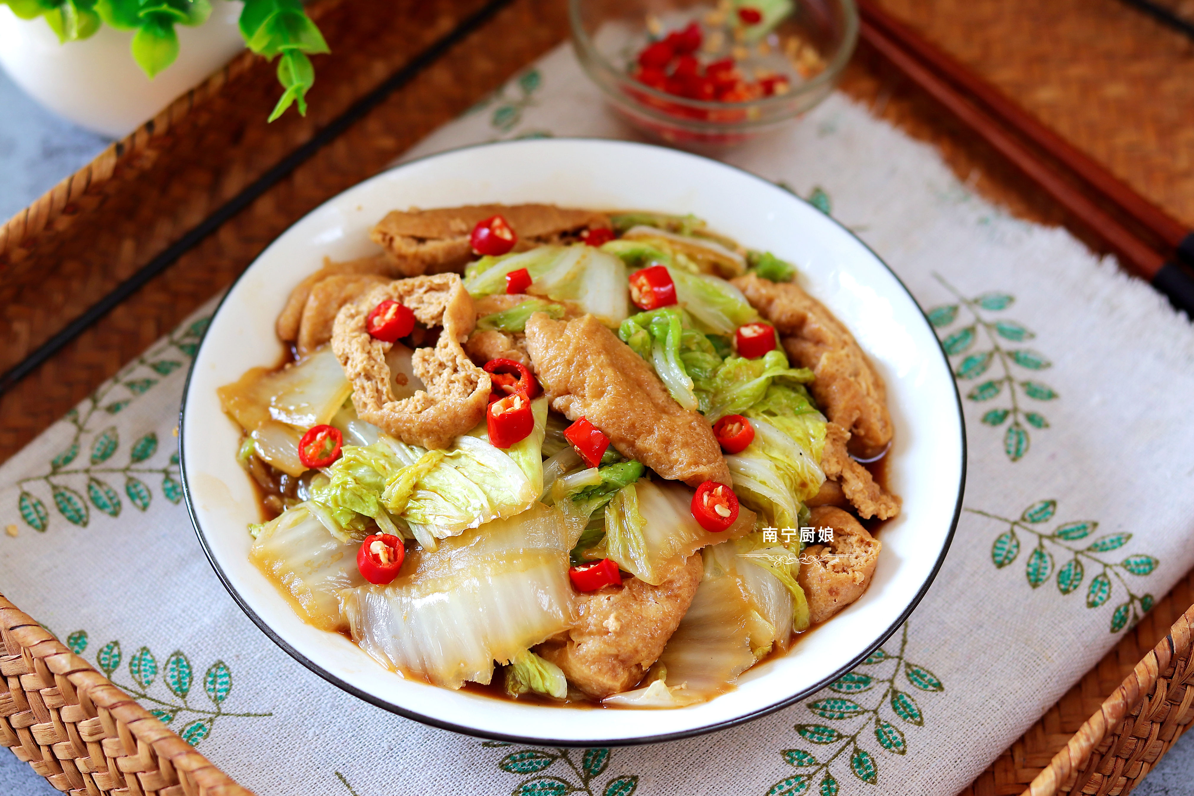 冷天把娃娃菜搭配油豆泡這樣做，入口鮮香超下飯，比吃肉還要過癮