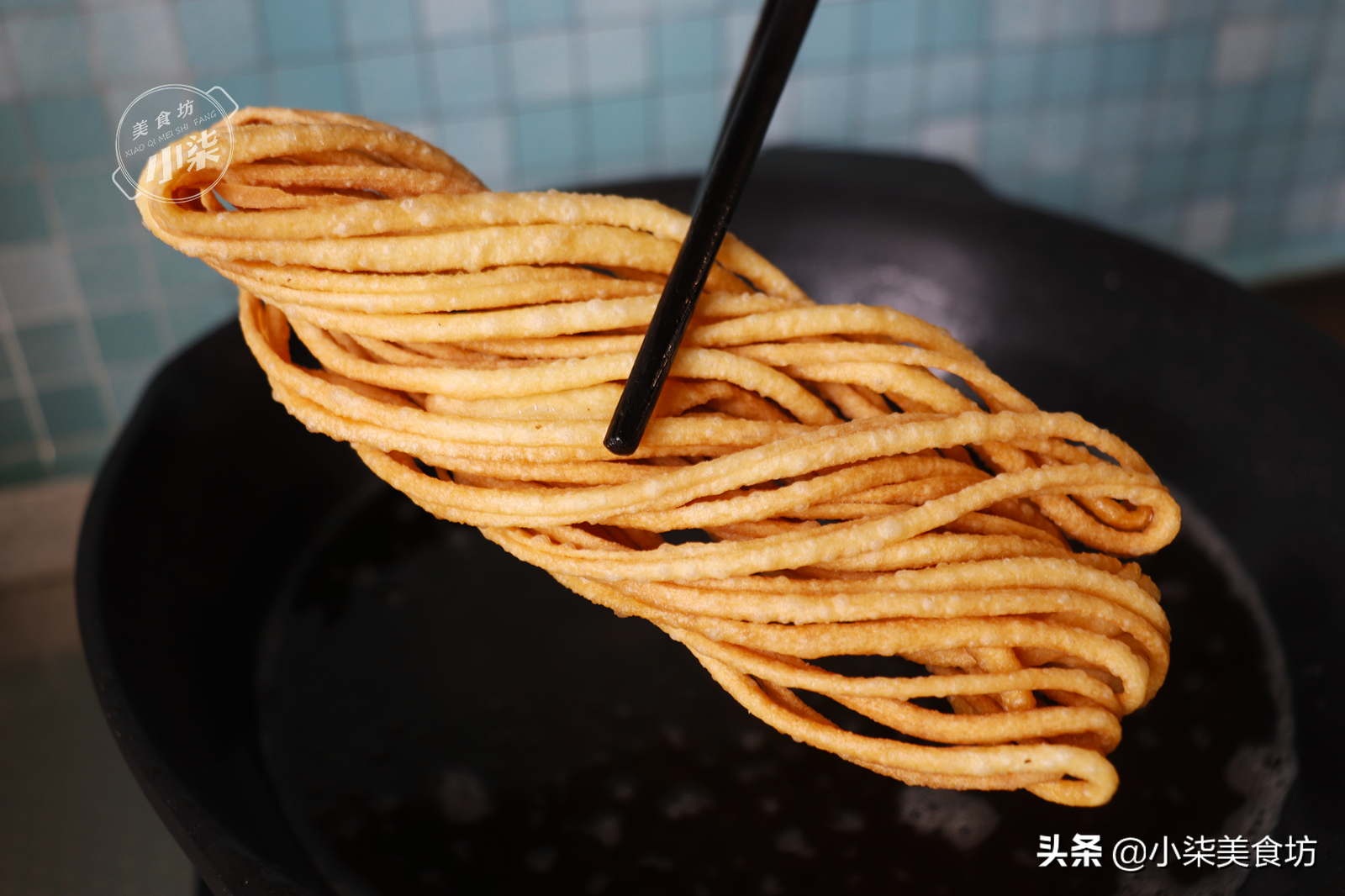 麵條放進油鍋裡一炸，酥脆鹹香，做法簡單，過年招待客人很有面子