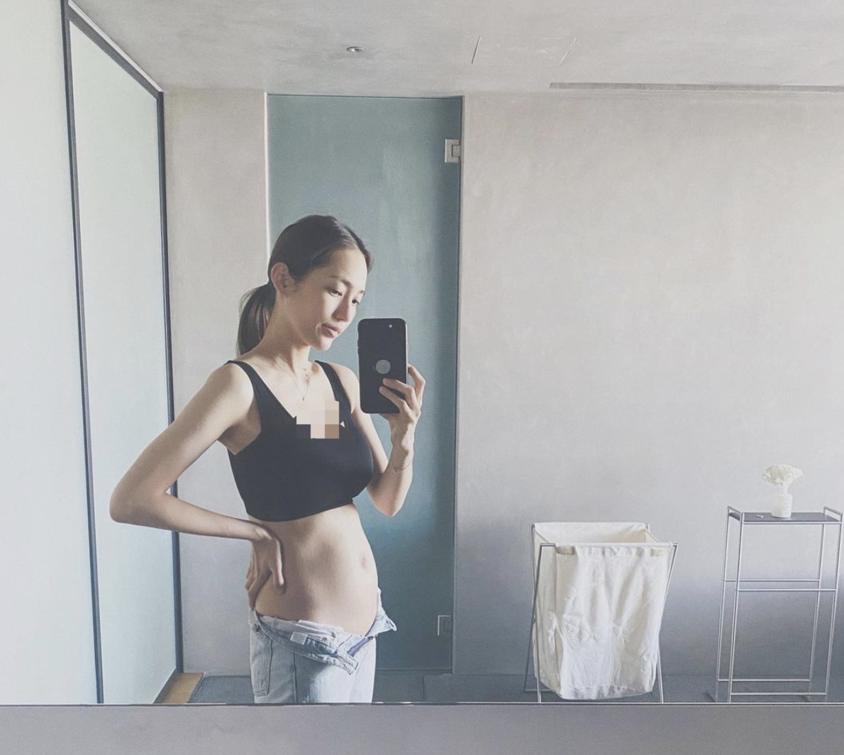 余文乐晒女儿刚出生时模样，宝宝又黑又虚弱，浑身插满管子惹人疼