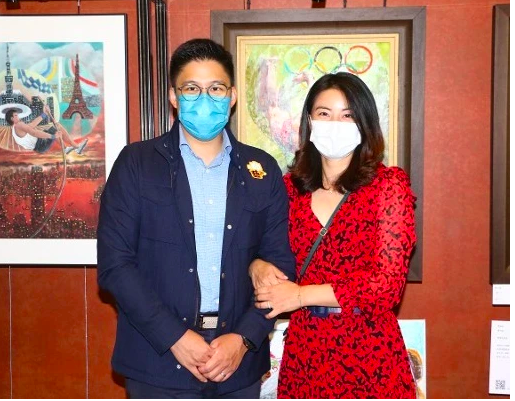 郭晶晶變化大，陪霍啟剛出門穿連衣裙，與女明星同框氣場強又親和