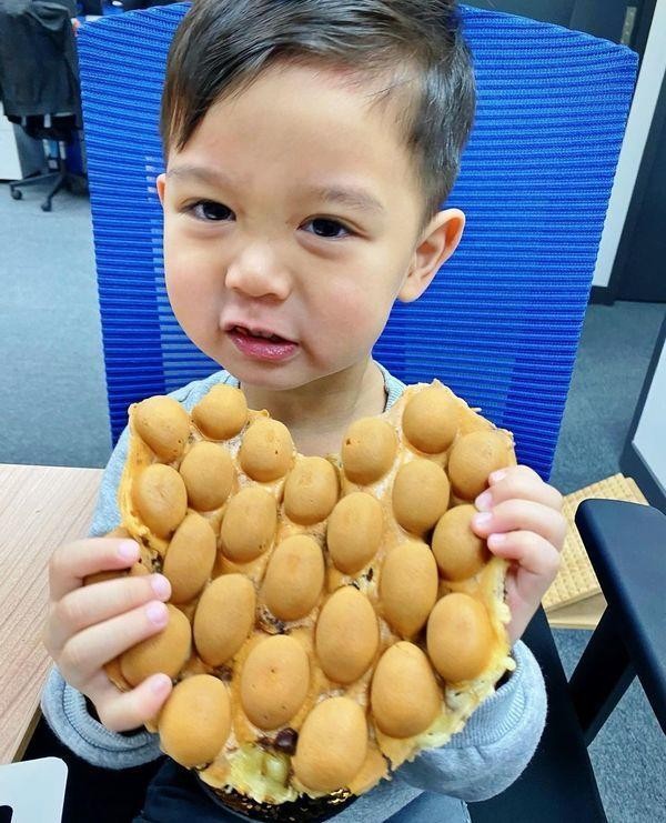胡杏兒丈夫持家有道，攜倆兒子穿唐裝超喜慶，家種搖錢樹年味十足