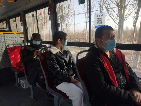 新疆若羌县：城市公交车开始试运行